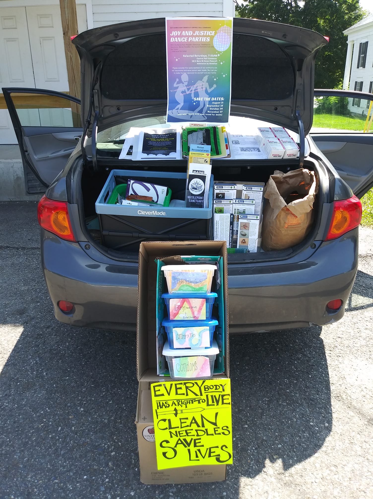 注射器服务作从汽车后备箱中跑出的照片。